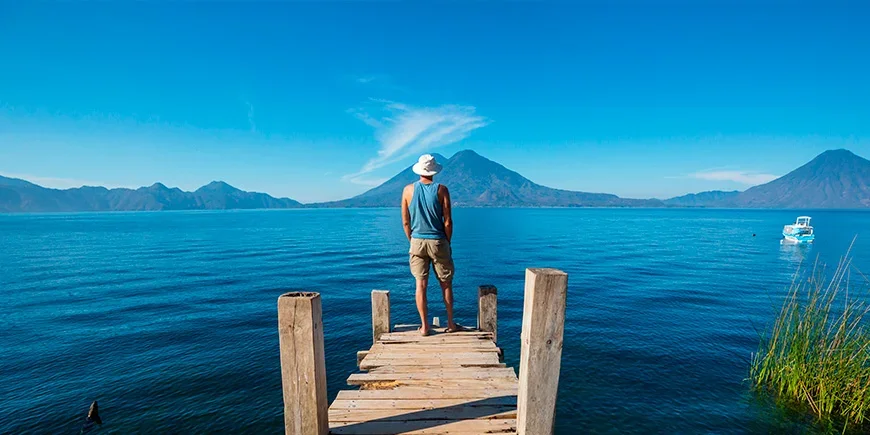 Mies katsoo Atitlán-järven yli Guatemalassa