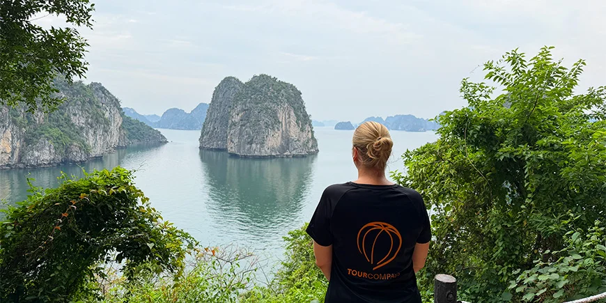 Michelle TourCompassilta katselee Bai Tu Longin lahtea Vietnamissa