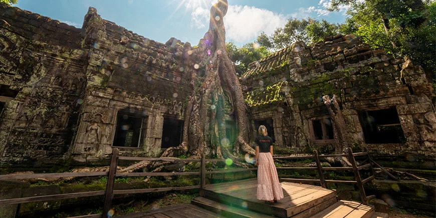 Nainen tutustuu Angkor Watiin Kambodžassa