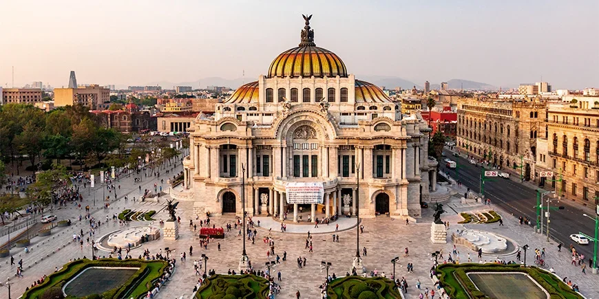 Kaunis Palacio de Bellas Artes -rakennus Mexico Cityssä