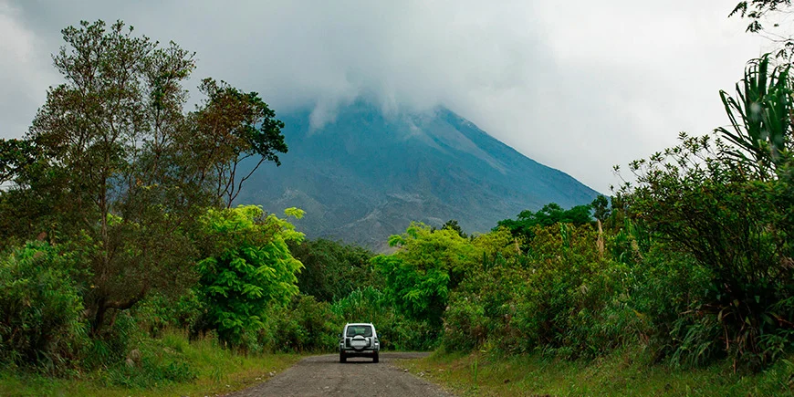 Auto ajaa kohti Arenal-tulivuorta Costa Ricassa