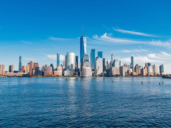 New Yorkin siluetti kirkkaana päivänvalona
