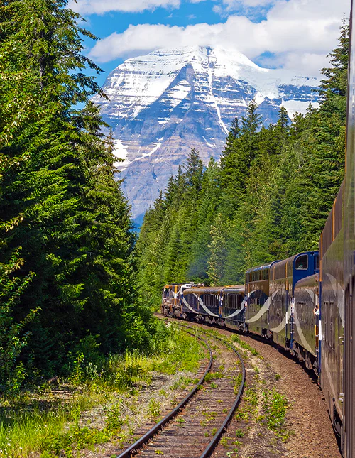 Mount Robsonin huippu kesällä, nähtynä Rocky Mountaineer -junasta, kun juna kulkee Mount Robsonin provinssipuiston halki