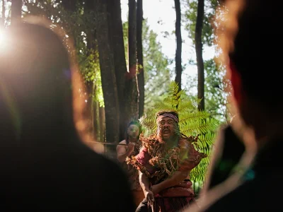 Maorit esittävät haka-tanssia