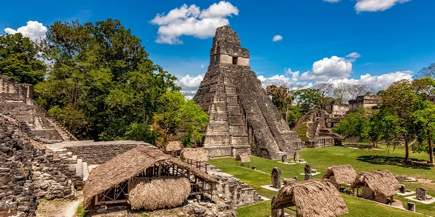 Kaunis pyramidi ja raunioita Tikalin kansallispuistossa Guatemalassa