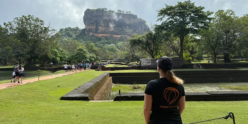 TourCompassin Louise katselee Sigiriyaa Sri Lankassa