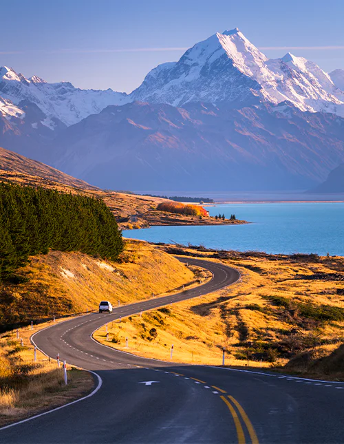 Uuden-Seelannin Eteläsaarella Mount Cook kohoaa korkealle Pukaki-järven sinisen veden ylle.