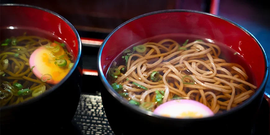 Soba-nuudelikeitto