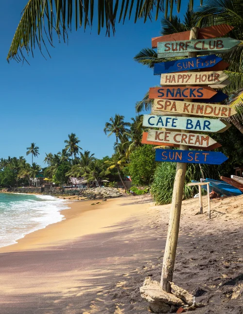 Värikäs puukyltti Mirissan rannalla Sri Lankan eteläisessä provinssissa
