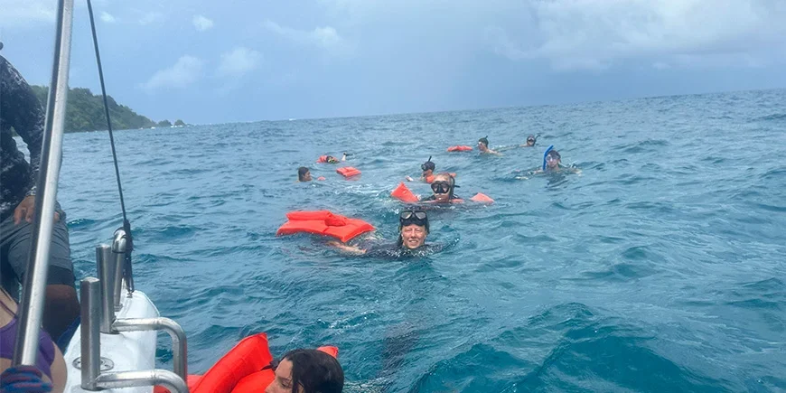Meike snorklaa Drake Bayssä, Costa Ricassa