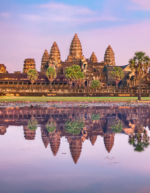 Angkor Watin temppeli heijastuu veteen auringonnousun aikaan