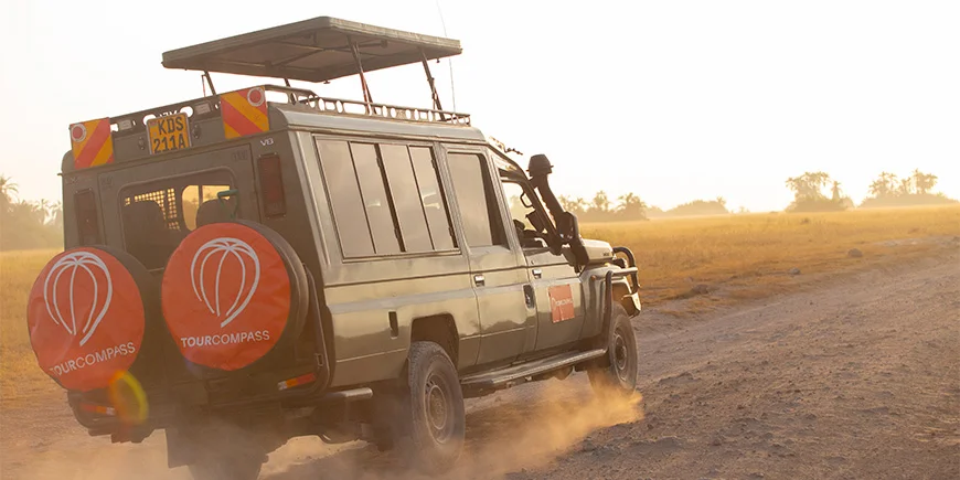 Jeep, jossa on TourCompass-logo, Amboselissa Keniassa