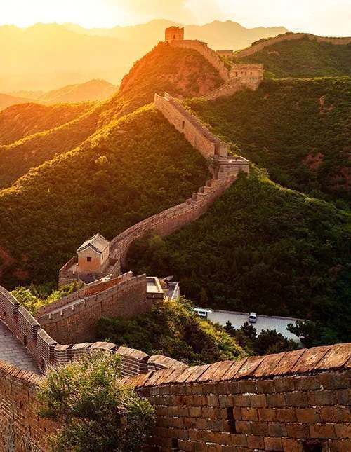 Näkymä Kiinan muurille auringonnousun aikaan